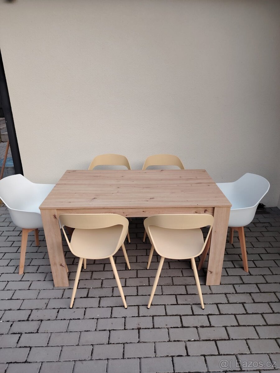 Nový jídelní set, stůl dekor dřevo, židle žluté