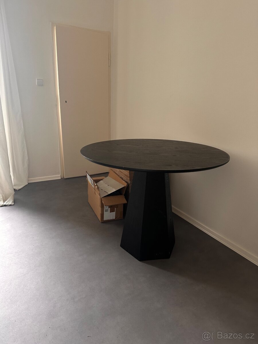 Designový jedálenský stul