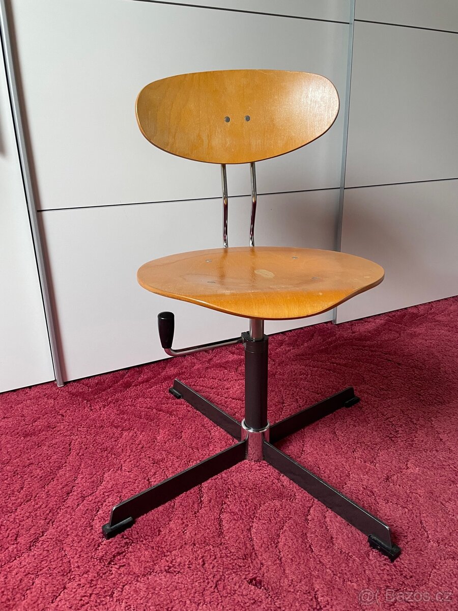 Retro otáčecí židle
