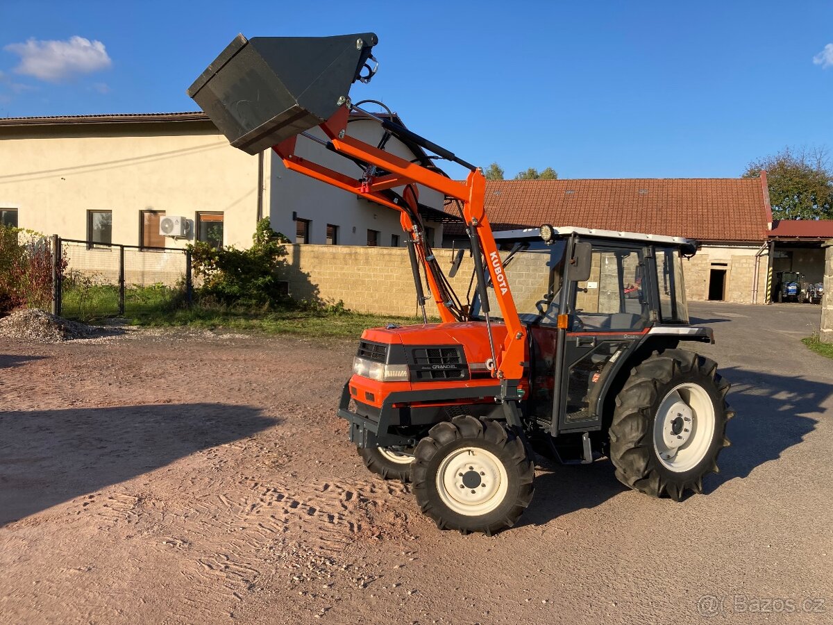 Malotraktor Kubota GL 29 s kabinou a čelním nakladačem