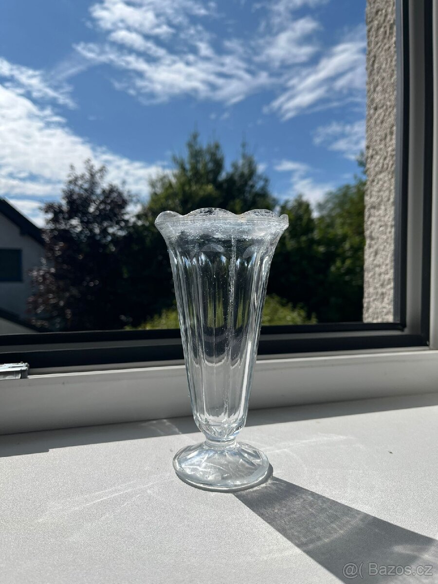 Skleněná váza asi Art Deco