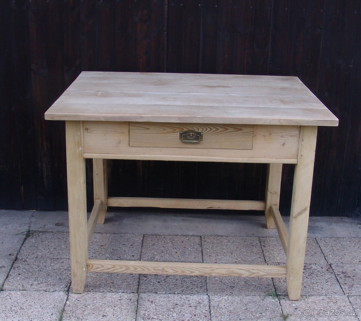 Starožitný stůl s dubovou deskou