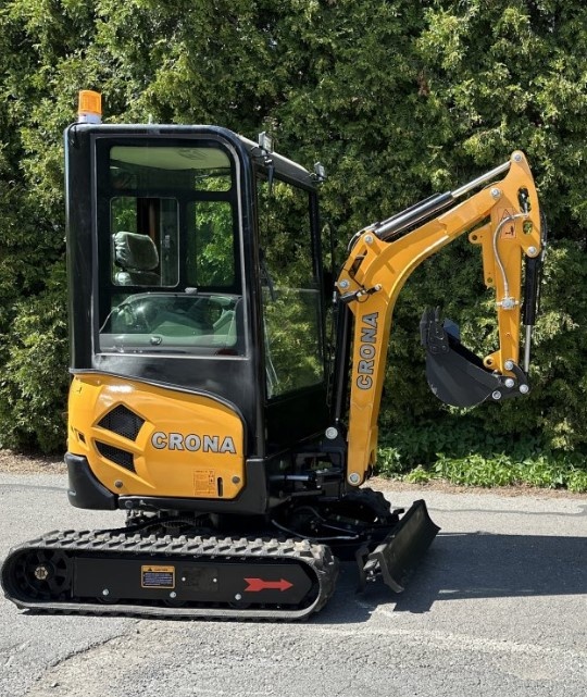 Minibagr, bagr 18, žlutý s kabinou 1,8 tun