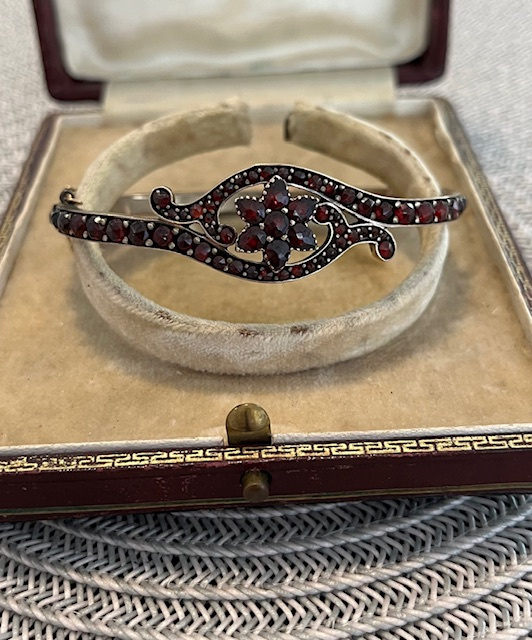 Náramek s českými granáty s krabičkou.