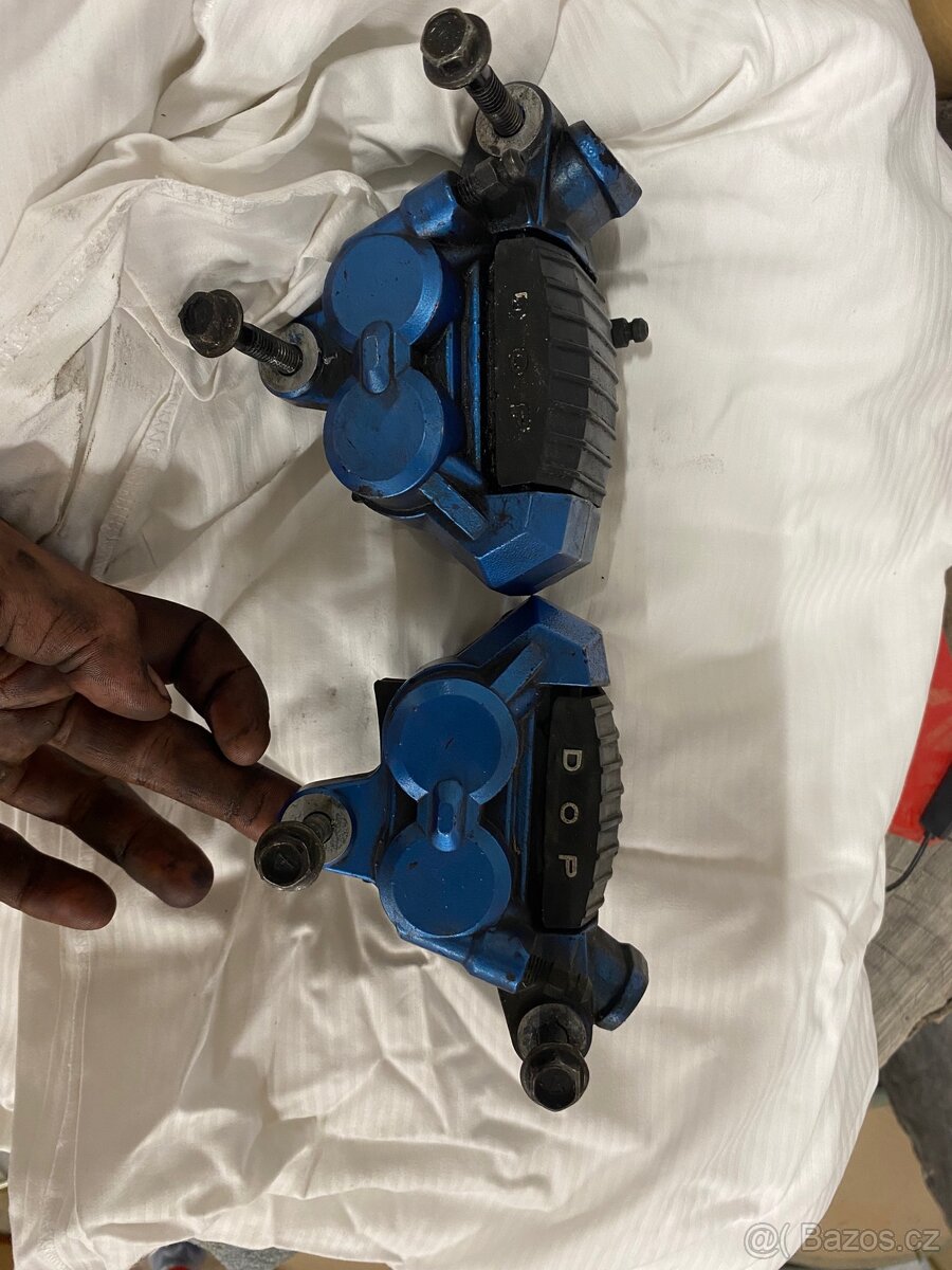 Brzdové třmeny přední modré