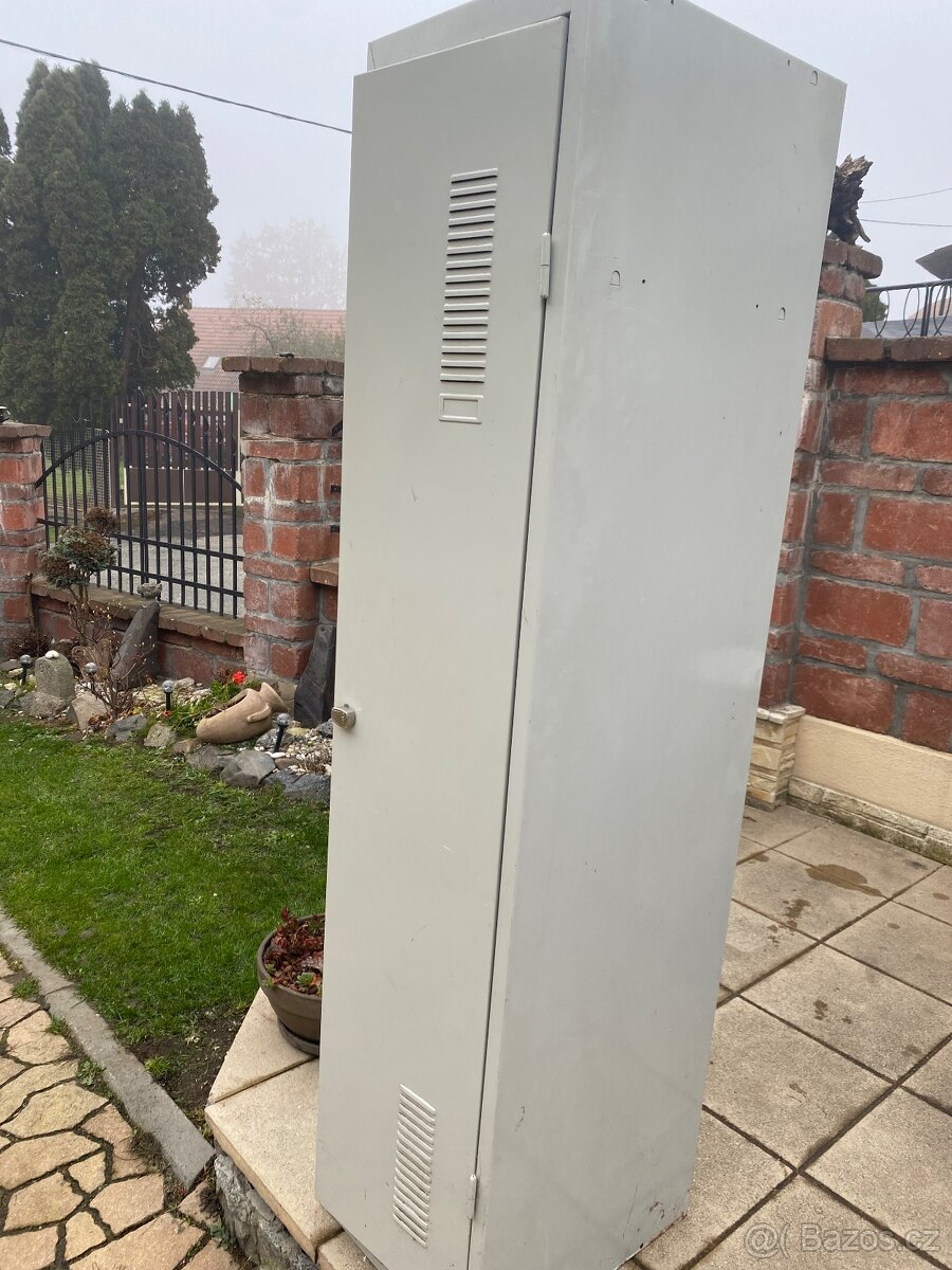 Prodám průmyslovou šatni skriňku