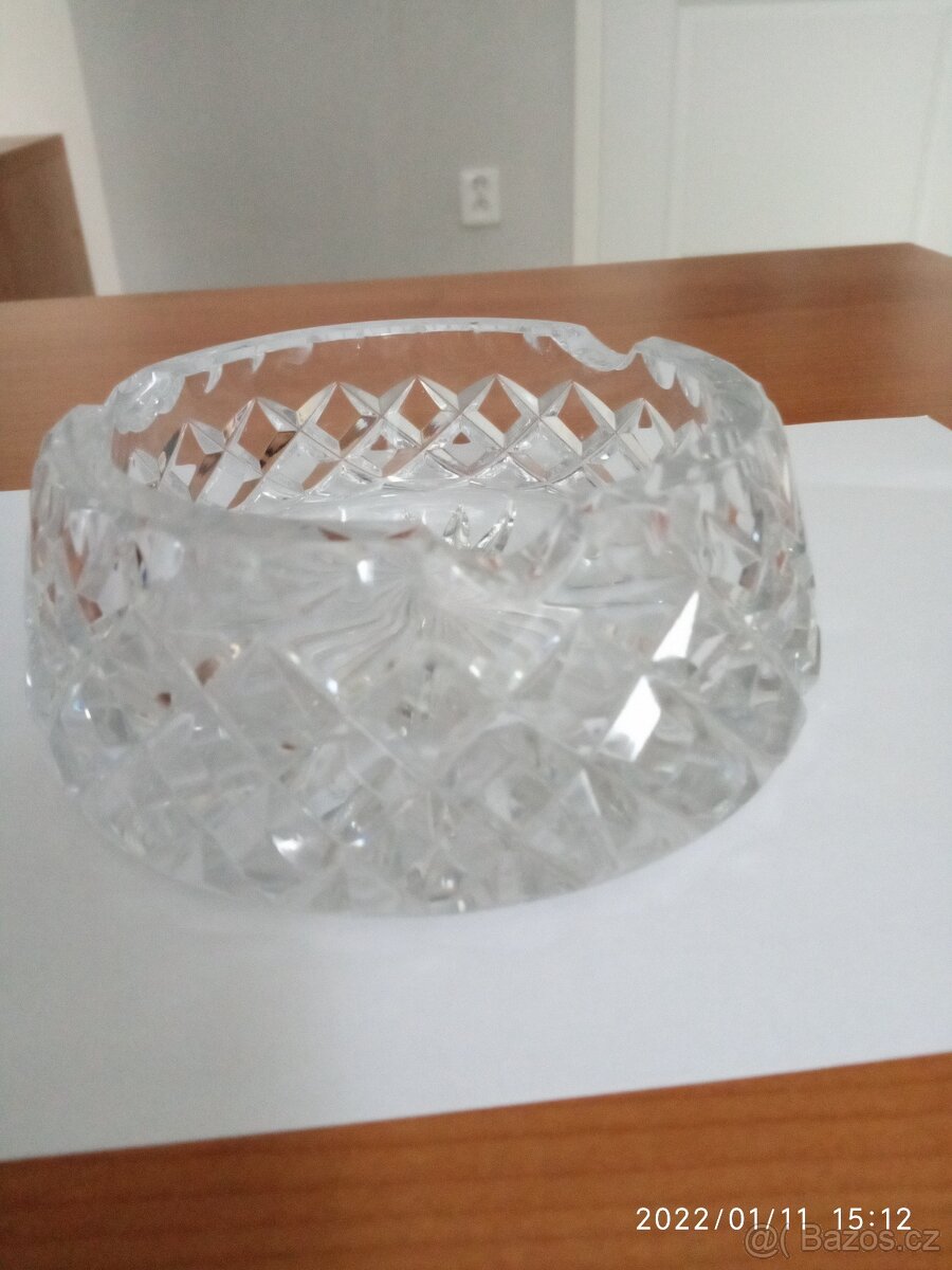 Popelník broušený skleněný