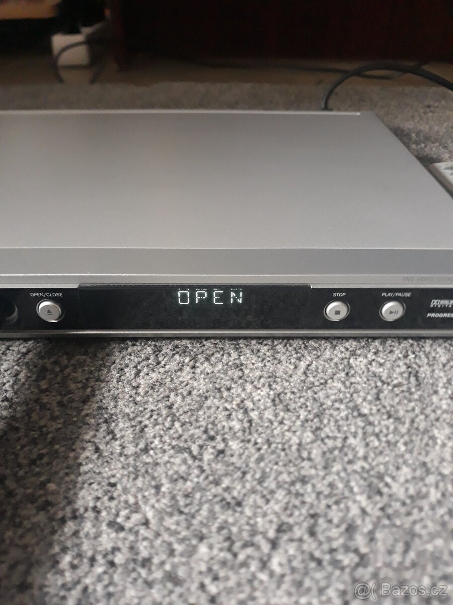 DVD  PŘEHRAVAČ  ZN.  MAGNAVOX  S  OVLADAČEM