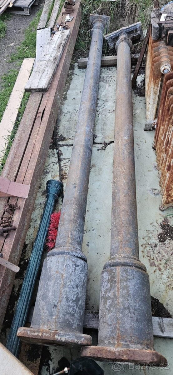 Dva litinové sloupy