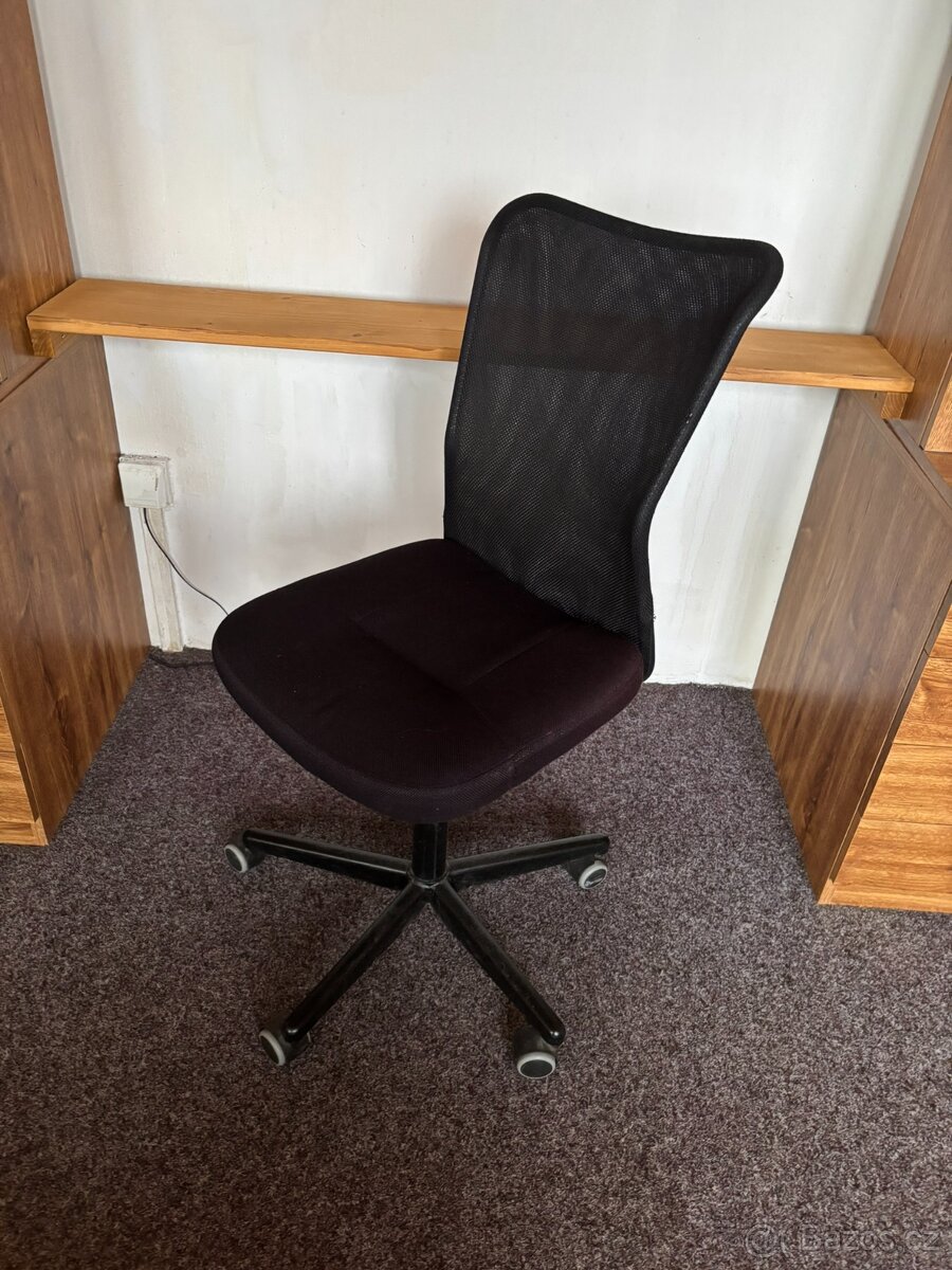 Otáčecí kancelářská židle