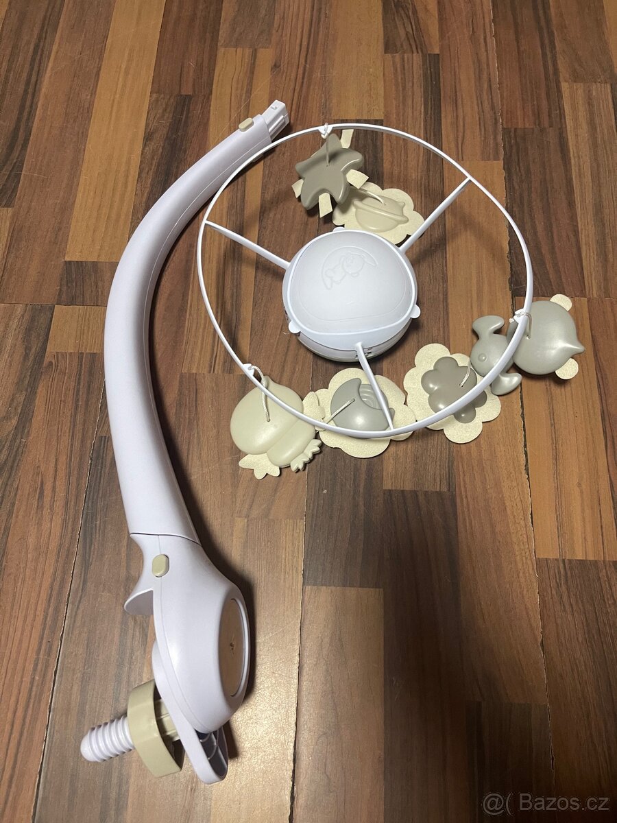 Kolotoč nad postýlku s projektorem