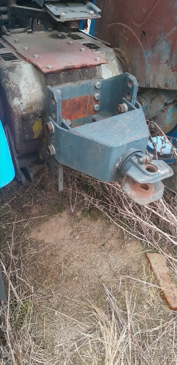 Prodám pěknou konzoli závěsu zetor + závěs.