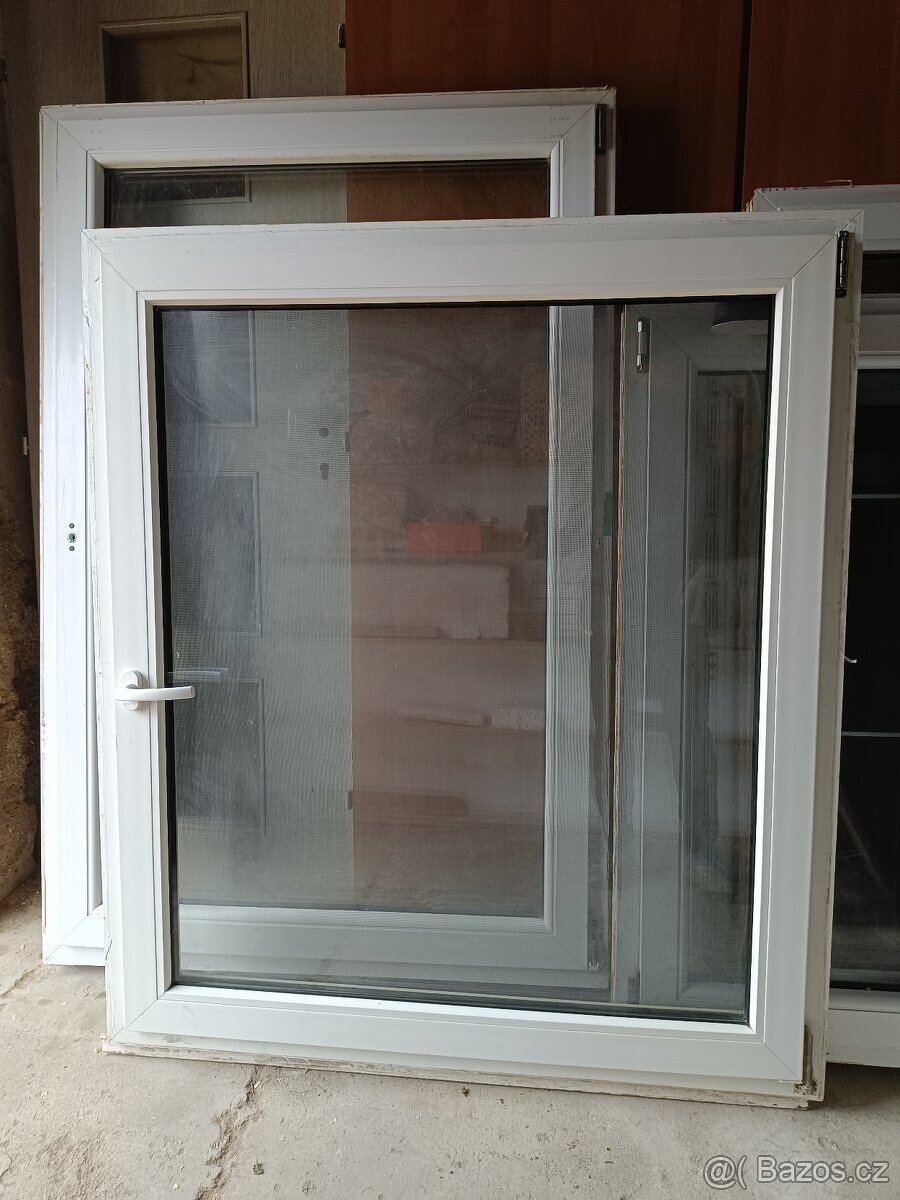 Plastové velké použité okno pravé 1 ks- 135x118cm(šířka)