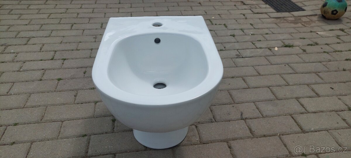 Nový závěsný bidet s montážní izolační stěnou