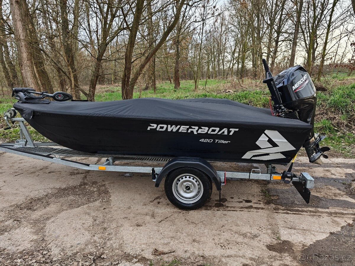 Rybářská loď PowerBoat 420 Tiller