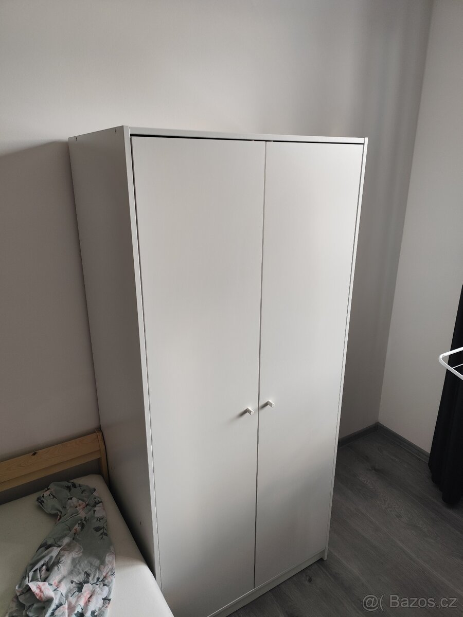 Prodávám šatní skříň