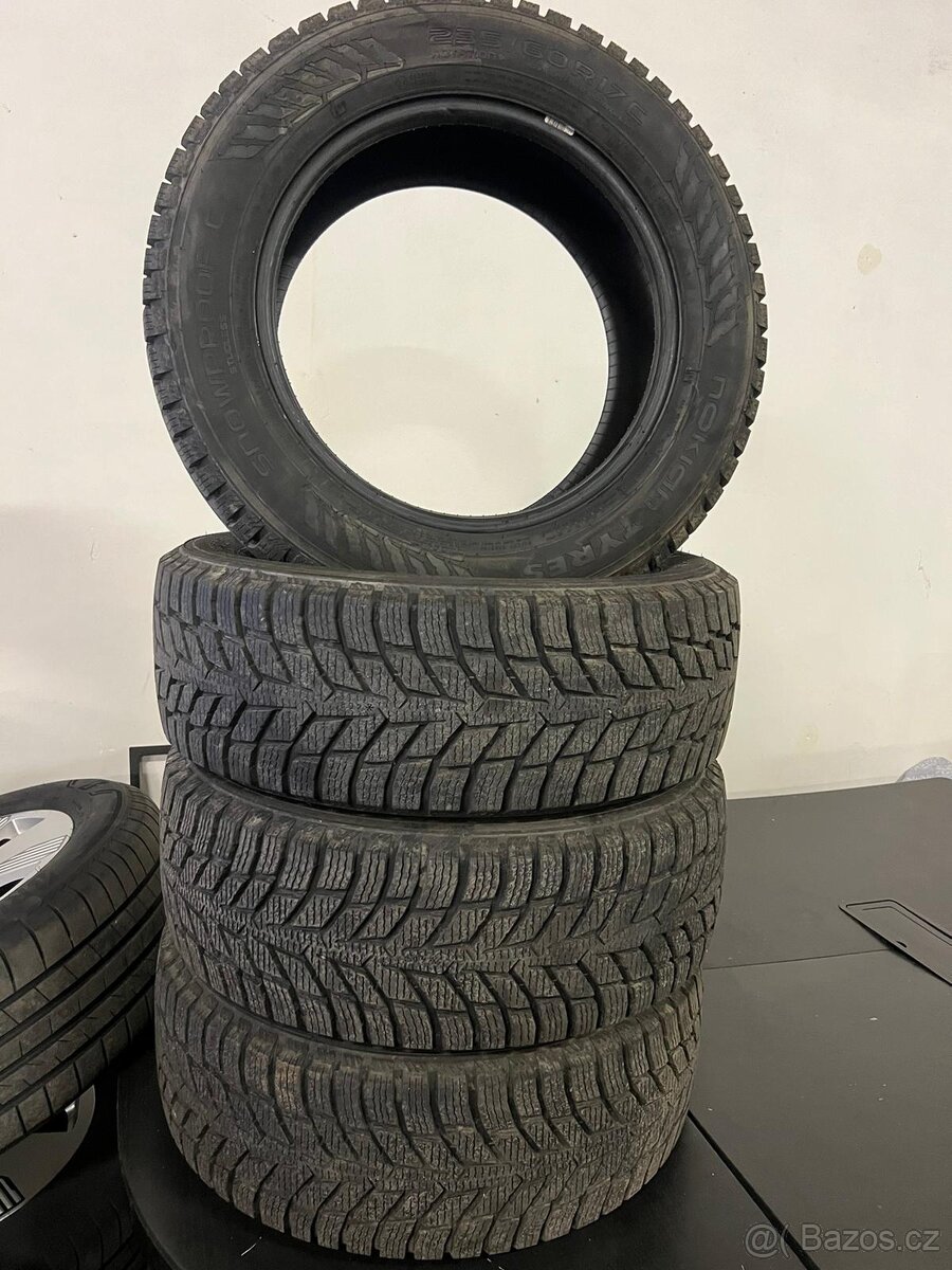 Nokian 235/60 R17C zimní