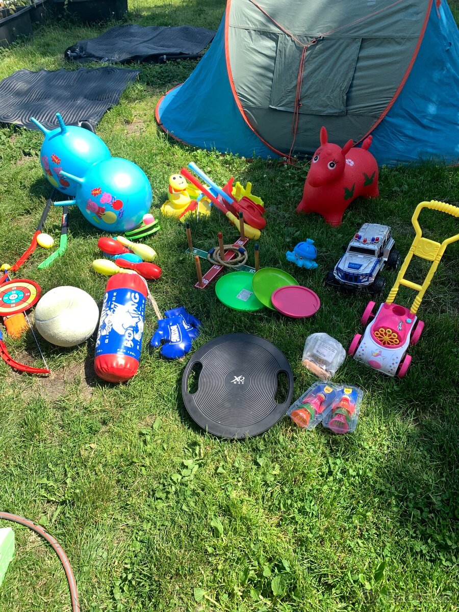 Hračky na léto: skákací míč Peppa, sekačka, minigolf