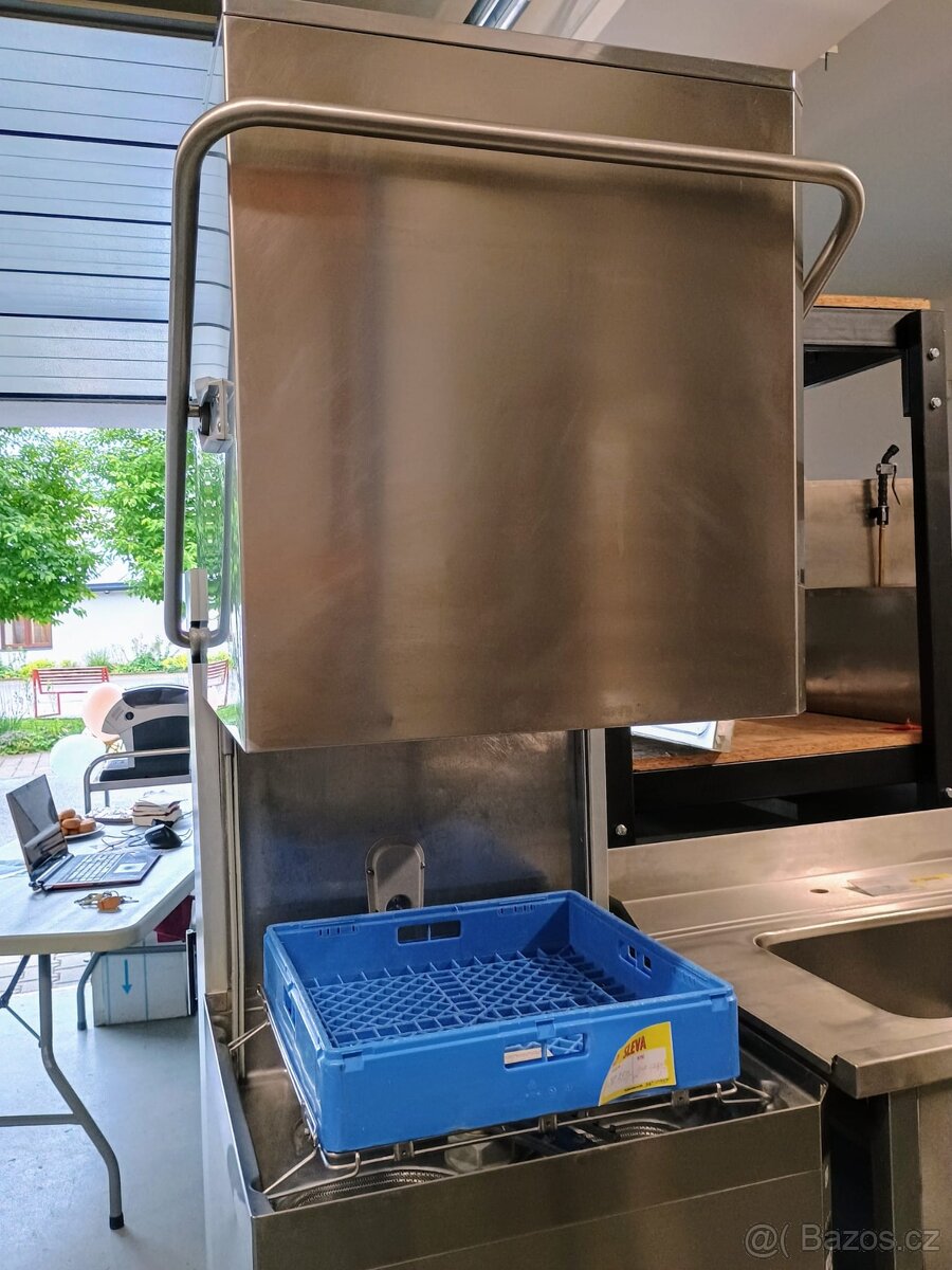 Průchozí myčka ElectroluxPro - použitá