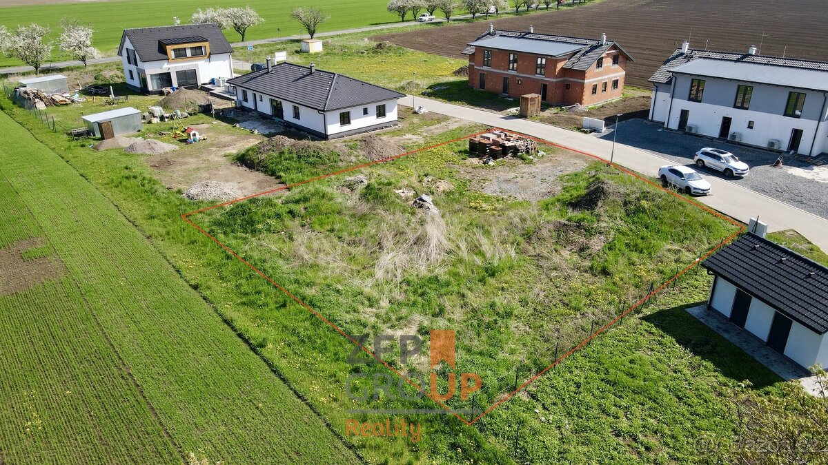 Prodej pozemku pro bydlení o rozloze 906 m2 - Dubany