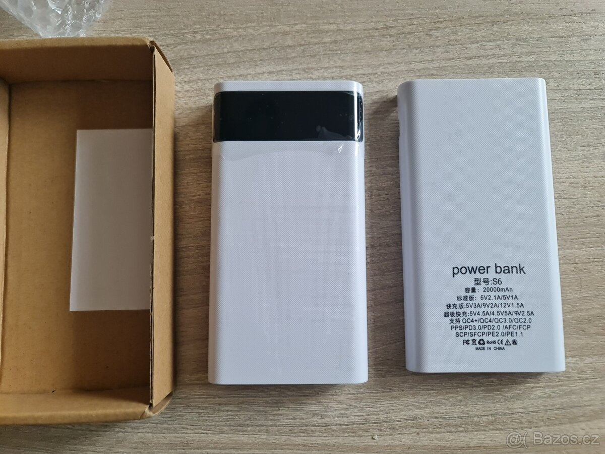 Powerbanka na AA baterie + baterie zdarma bílá