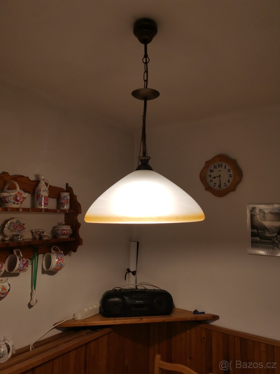 Skleněný lustr.