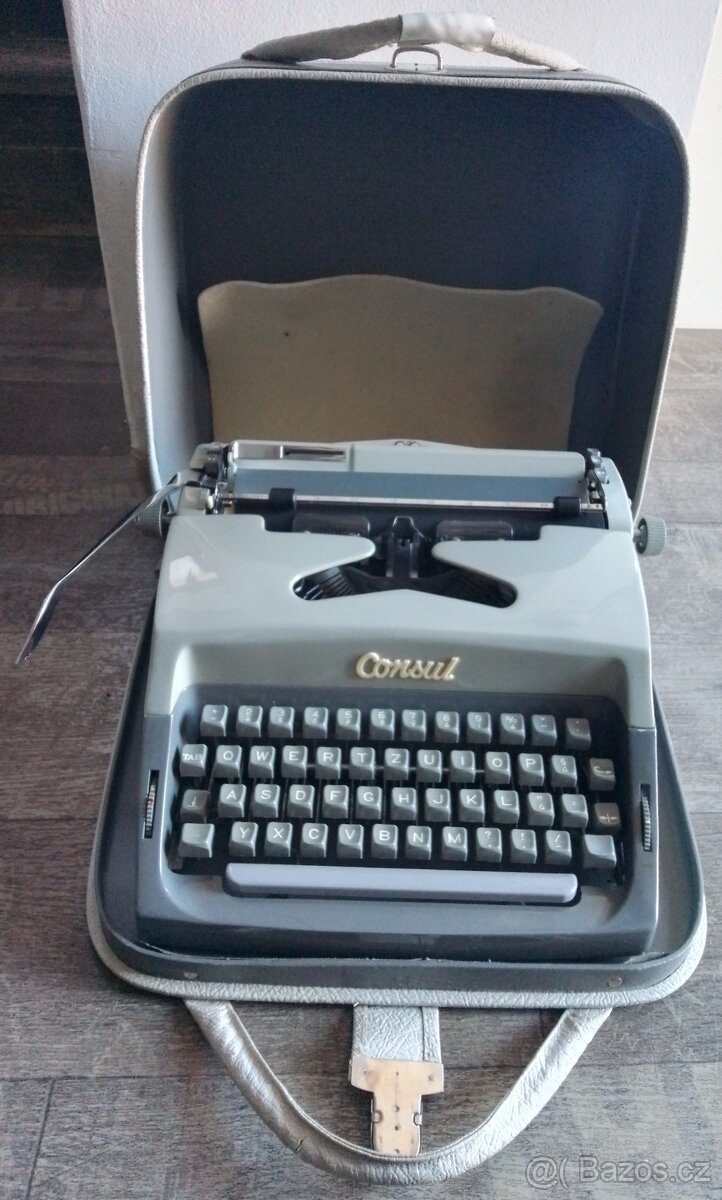 Kufříkový psací stroj značky Consul