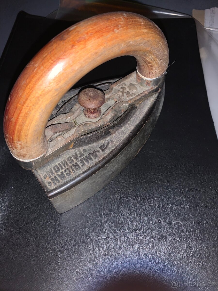 Stará nahřívací žehlička