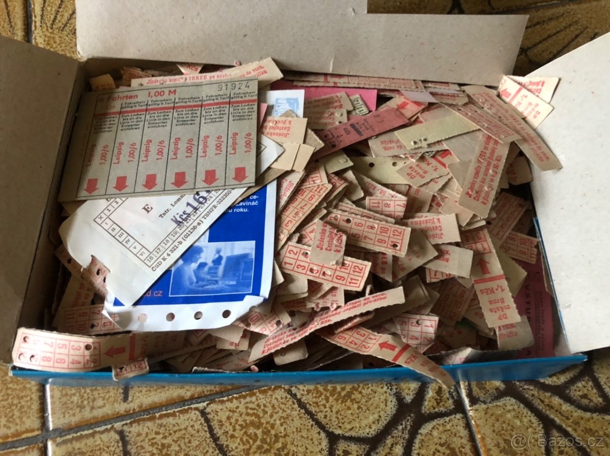 Krabice starých jízdenek