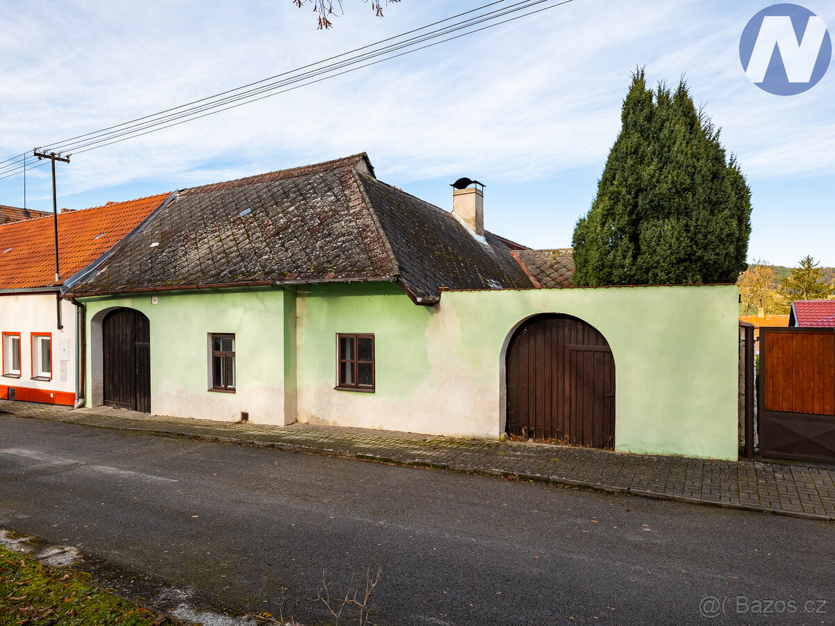 Dub u Prachatic, prodej rodinného domu s uzavřeným dvorkem a