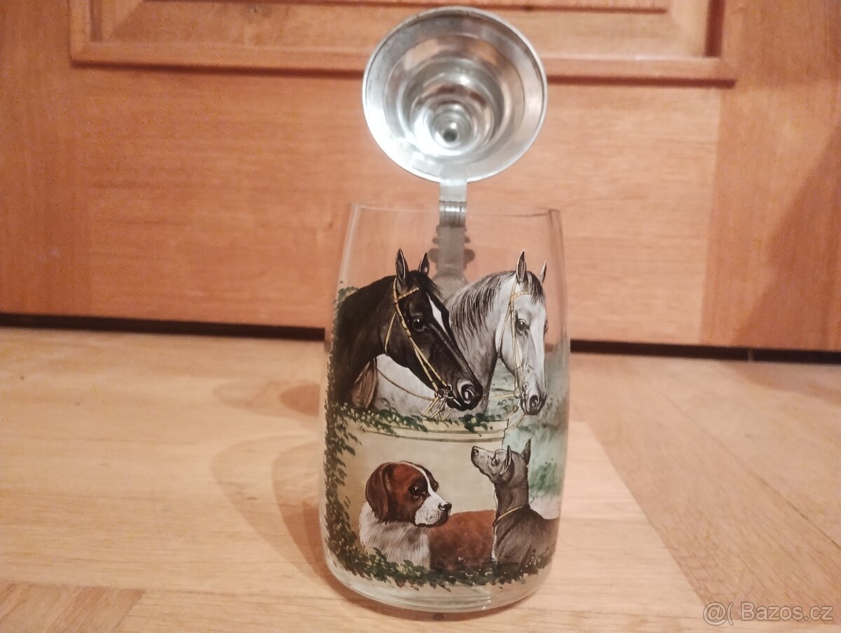 Starý půllitr s víčkem, s koňmi