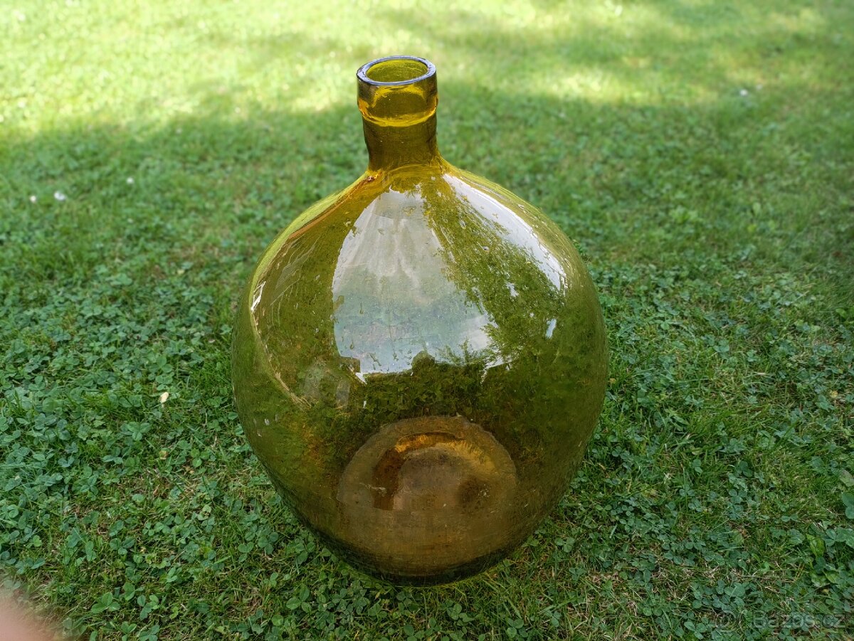 Skleněný žlutý demižon