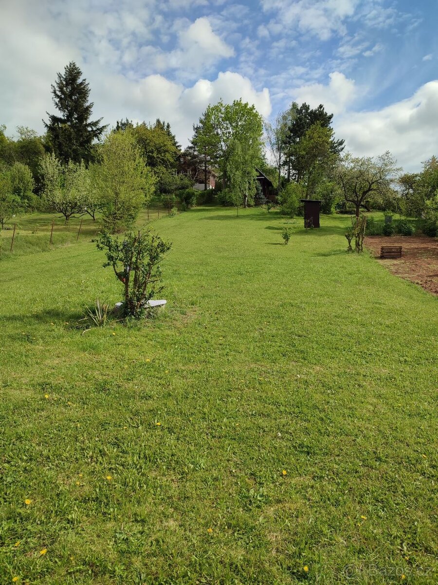 krásny stav. pozemek popůvky, chatka