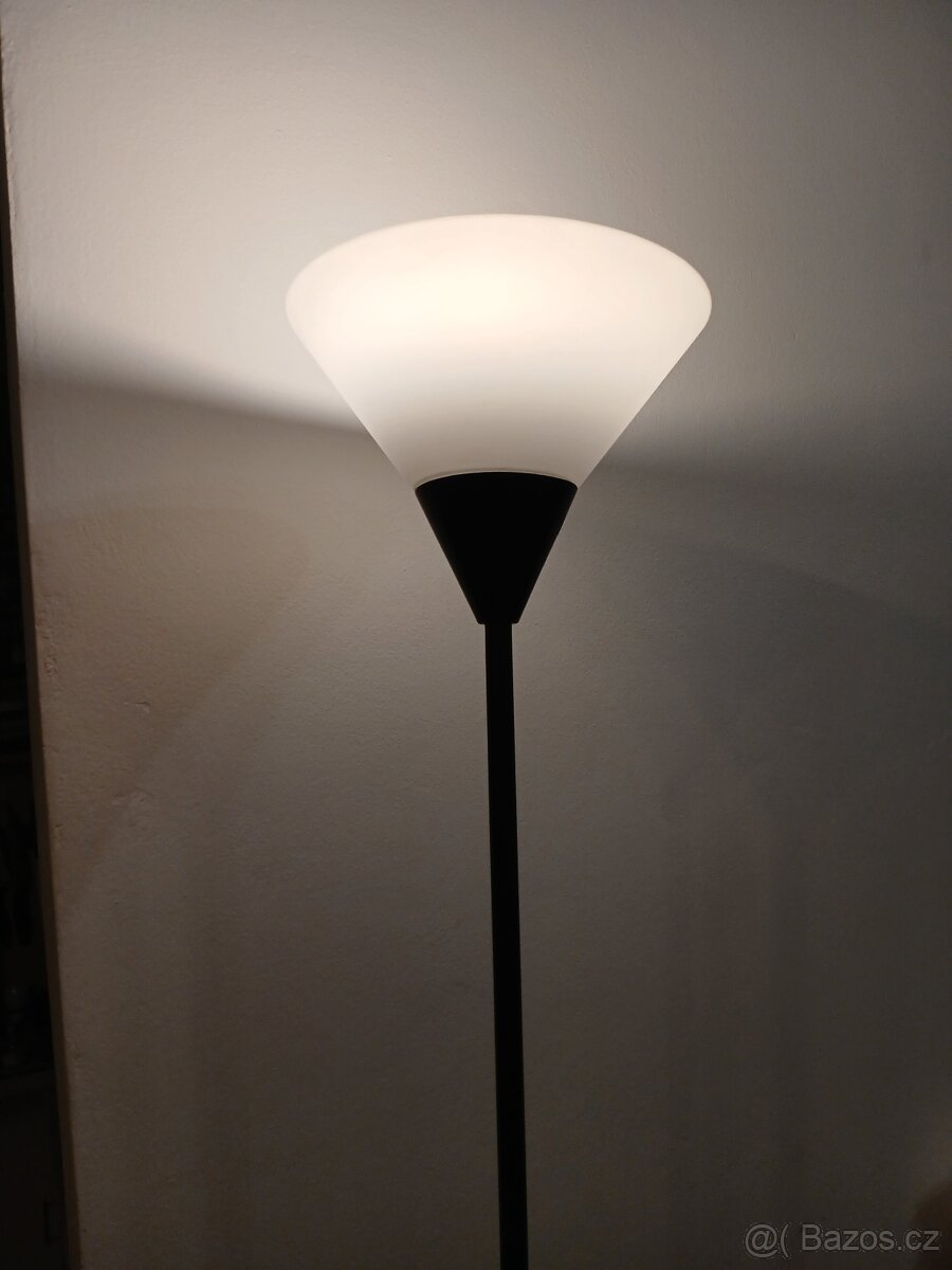 Stojanová lampa s vypínačem