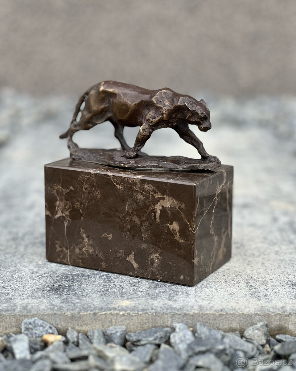 Bronzová figurka na mramorovém podstavci - Krčící se panter