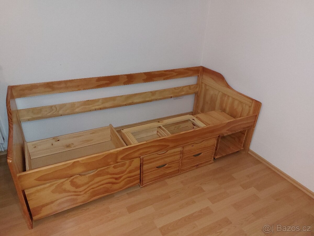 Jednolůžková postel z masivu s úložným prostorem