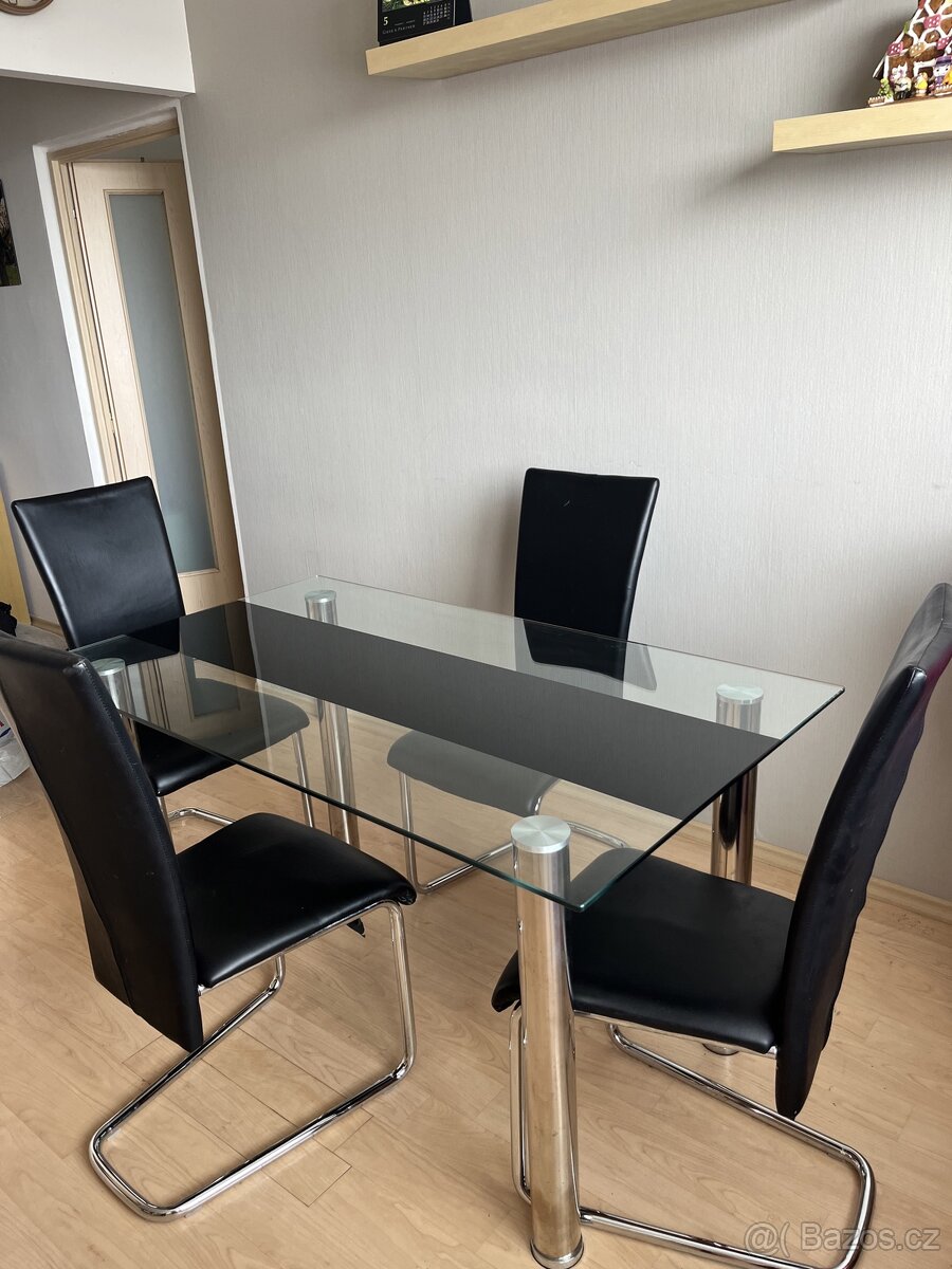 Skleněný jídelní stůl, koženkové černé židle