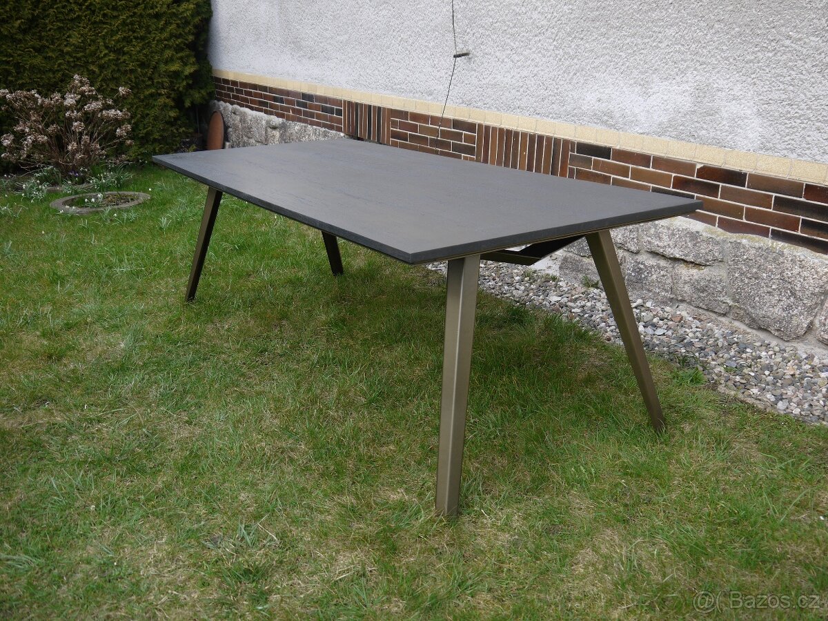 Jídelní stůl – City 230 cm, zlaté kovové nohy / dřevěná dýha