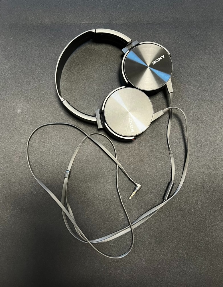 Prodám drátová sluchátka Sony MDR-XB450AP s mikrofonem