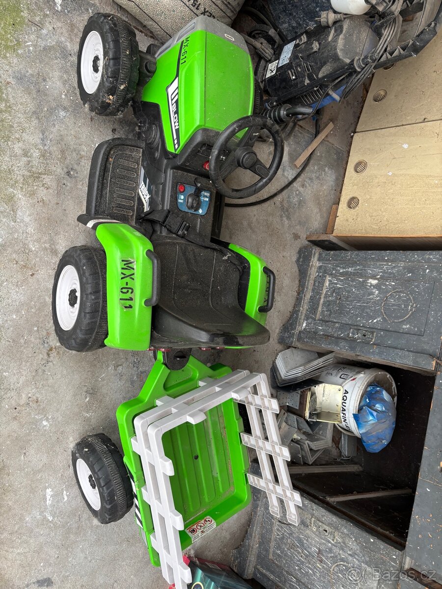 Elektrický traktor s vlečkou