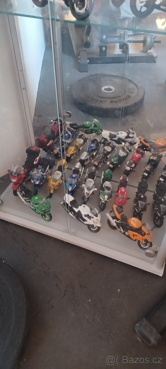 Modely motorek 1:12