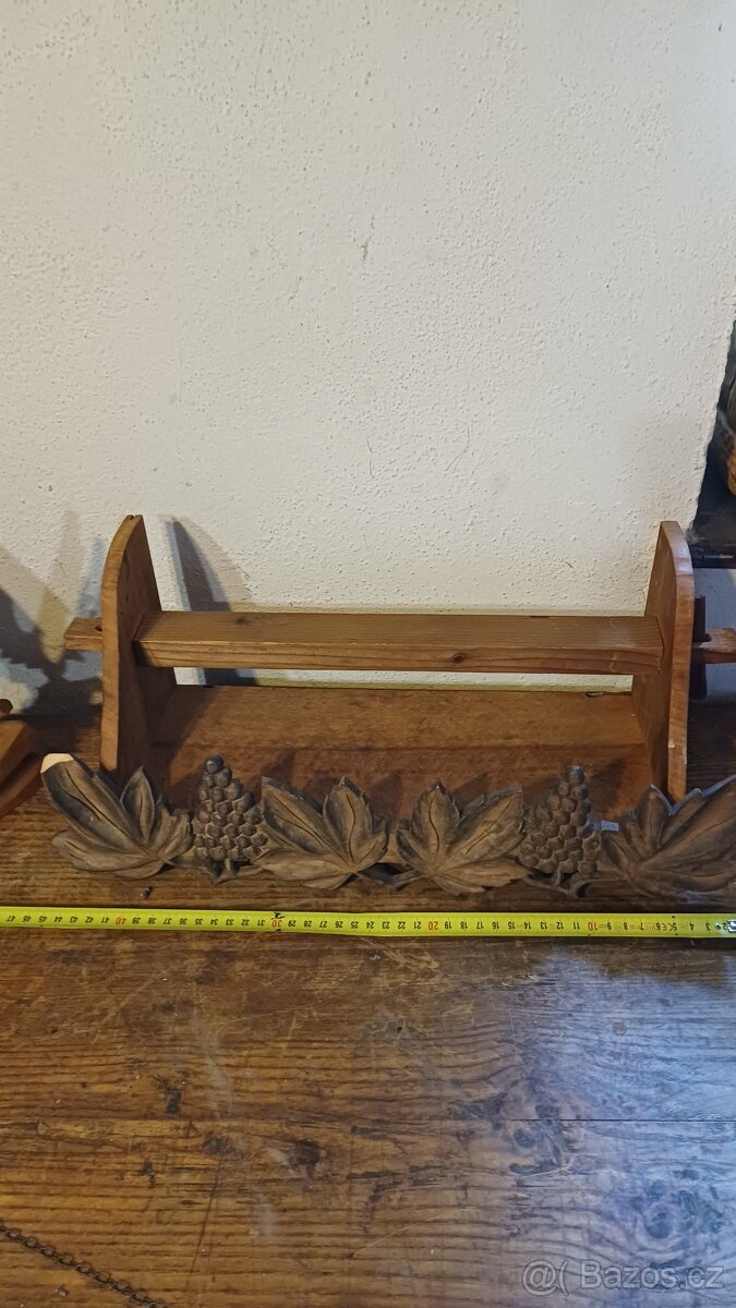 dřevěna vyřezavana polička