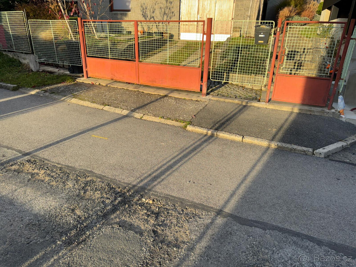 Kovová vrata, branka, plotová pole s žebříkovým výpletem