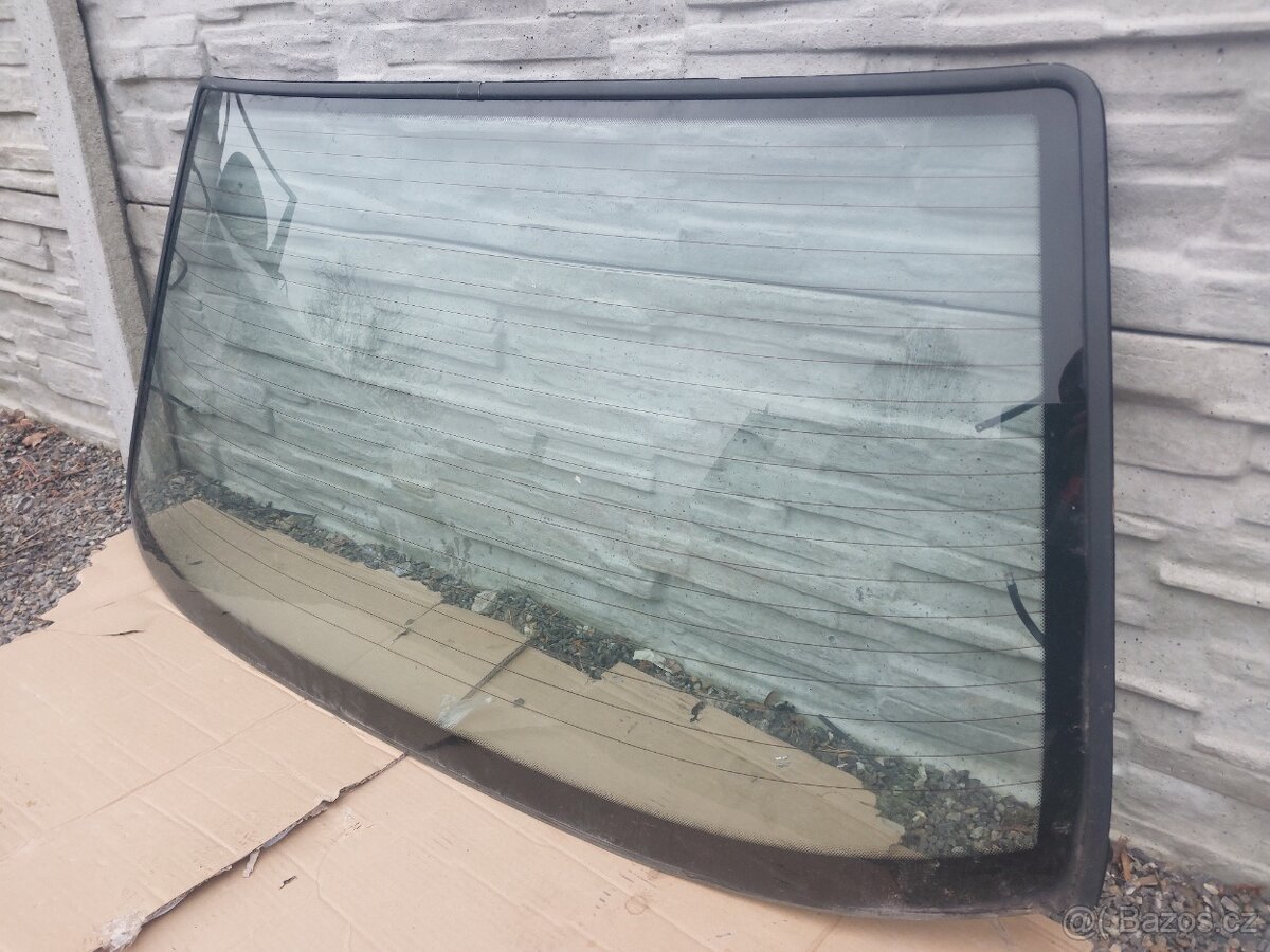 BMW e32 zadní sklo