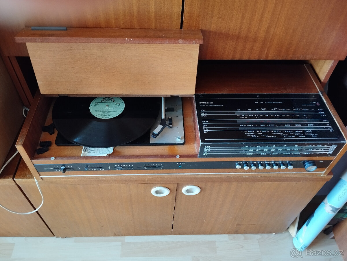 GRAMORÁDIO ZNAČKA STREČNO, SKŘÍNKA NA DESKY SE ŠUPLÍKY