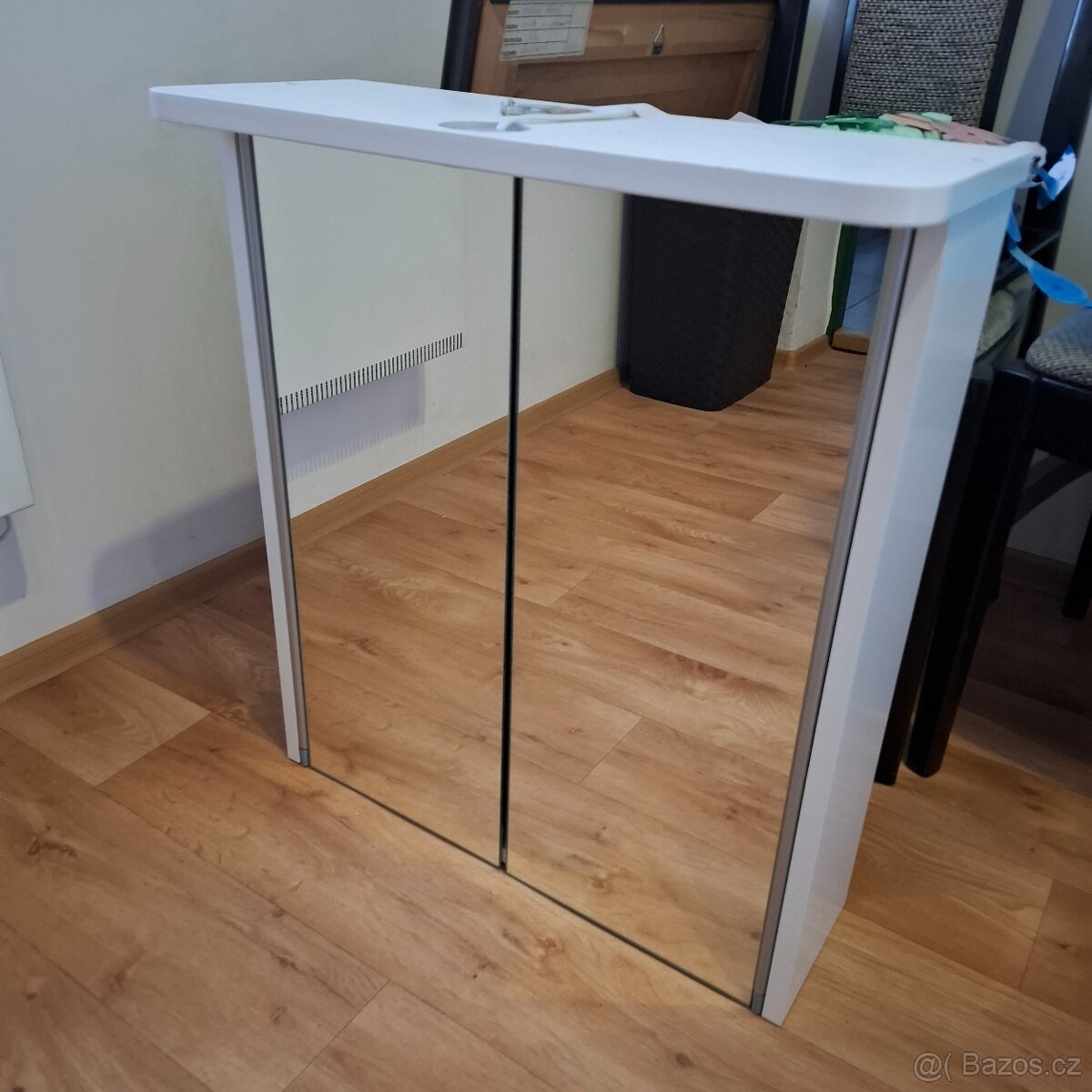 Skříňka nad umyvadlo se zrcadlem