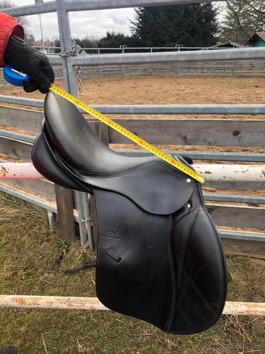 Skokové sedlo na širokého koně