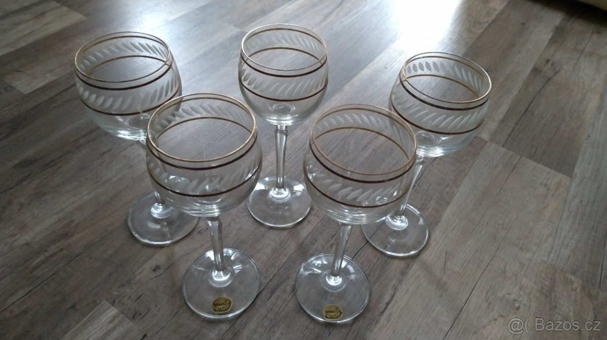 Skleničky na víno a likér