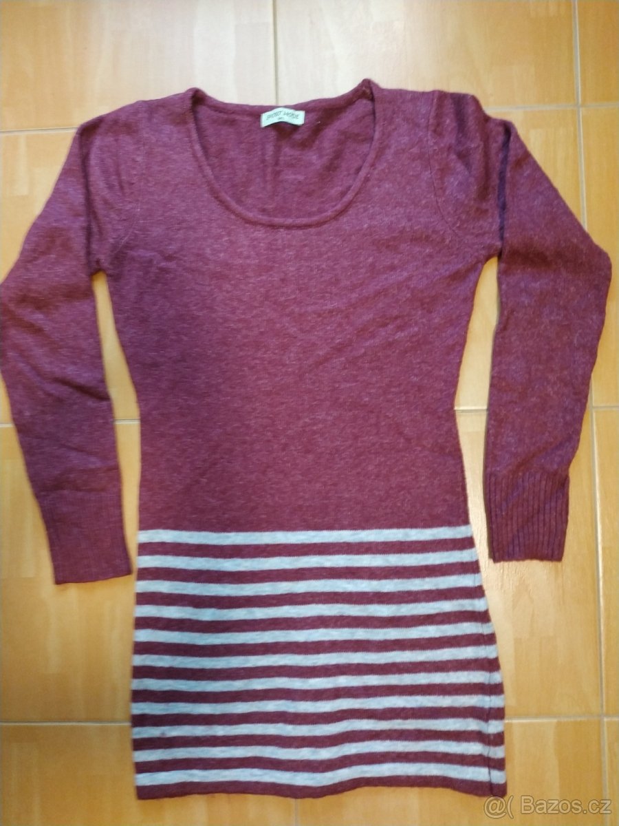 Šaty pletené vínové pruh