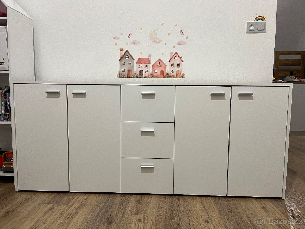Bílá komoda/skříň pod TV